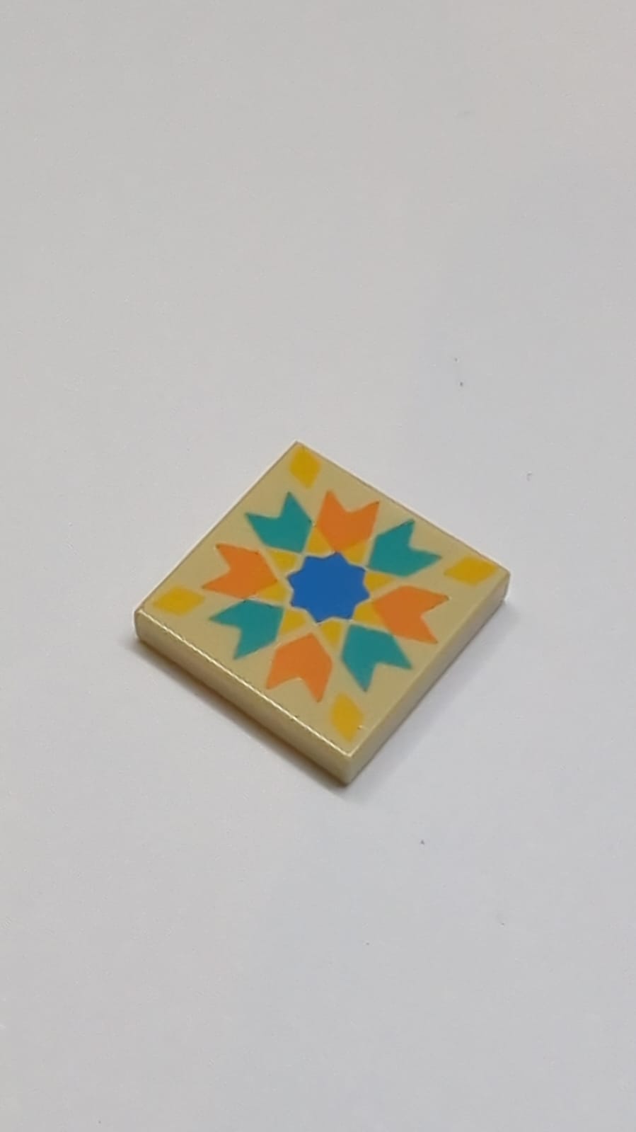 NEU Fliese 2 x 2 mit orangefarbenen und dunkel türkisfarbenen Chevron-Mustern, gelben Rauten, blauem Sternmuster beige