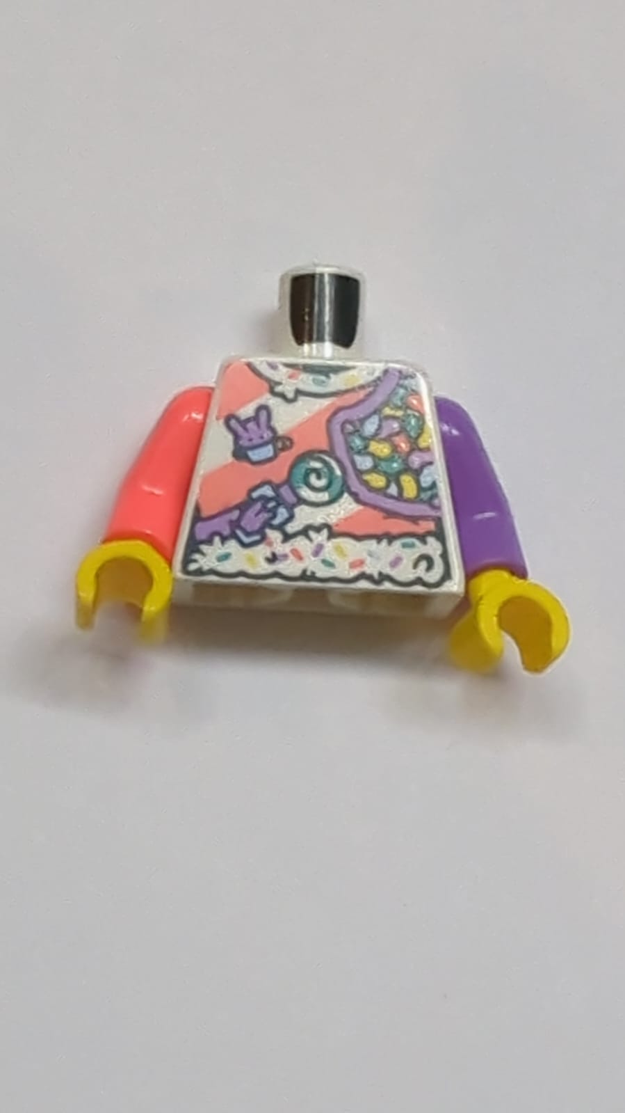 NEU Frauen-Torso-Shirt, Koralle, Hellblau, Mittel-Lavendel, Dunkeltürkis und Gelbe Bonbons, Diagonale Streifen, Träger mit Schnallenmuster (BAM) / Mittel-Lavendel Arm Links / Koralle Arm Rechts / Gelbe Hände