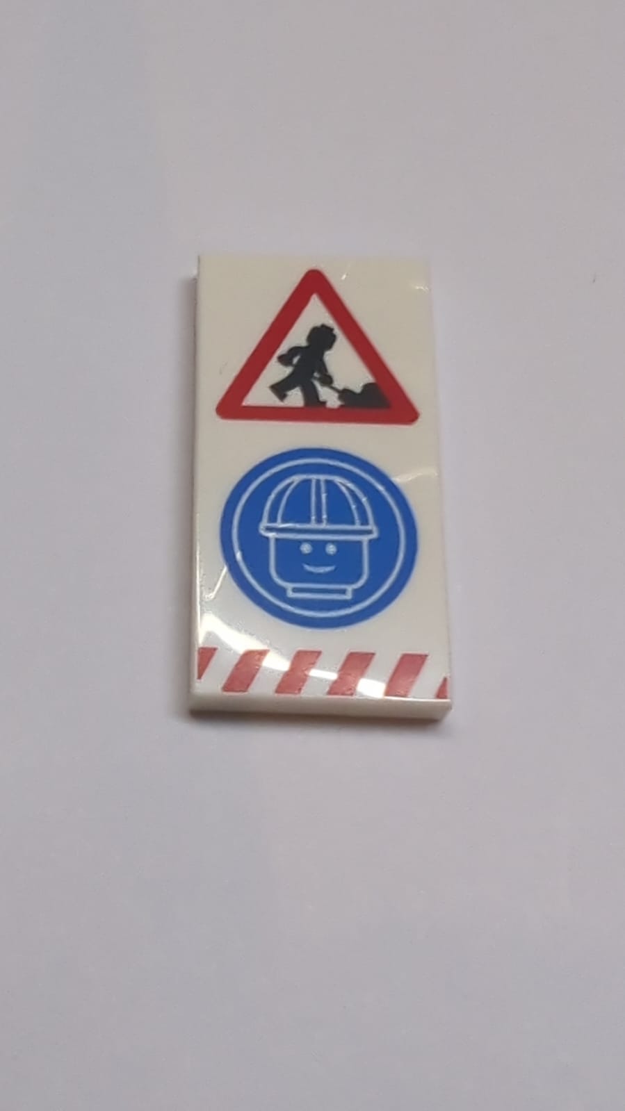 NEU Fliese 2 x 4 mit Minifigur-Arbeiter mit Schaufel und Haufen, Kopf mit Bauhelm im blauen Kreis und Muster mit roten Gefahrstreifen, weiß