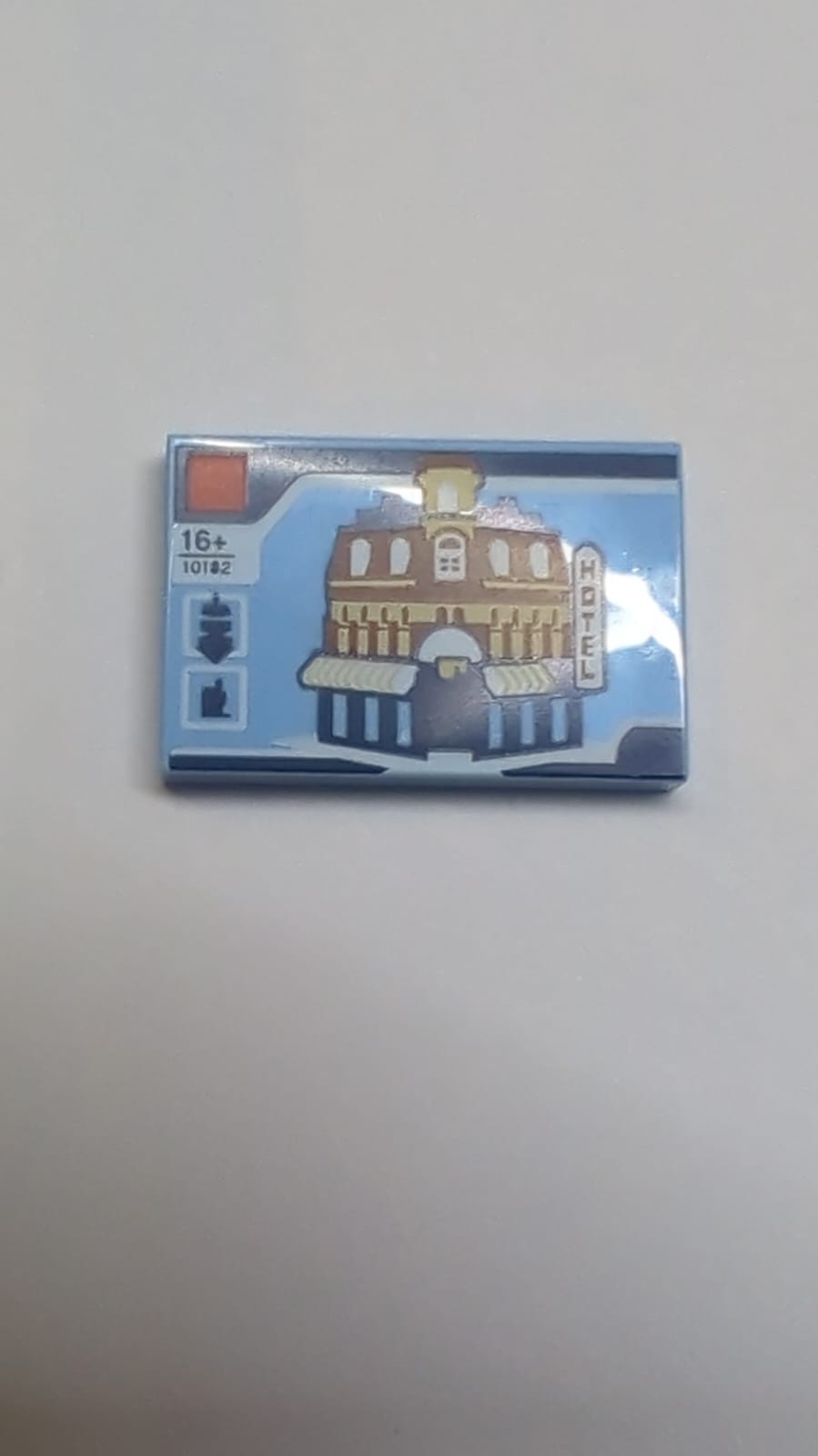 NEU Fliese 2 x 3 mit Cafe Corner LEGO Set Box '16+' '10182' und 'HOTEL' Muster hellblau