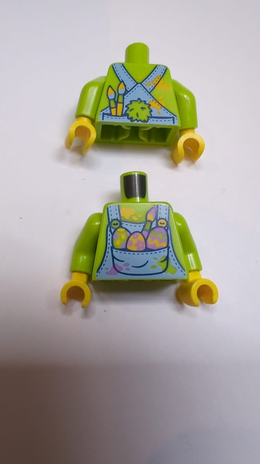 NEU Oberkörper in hellblauem Overall mit verzierten Eiern und Pinsel in der Tasche, Muster mit hellorangefarbenen und mittellavendelfarbenen Punkten (BAM) / Limettenfarbene Arme / Gelbe Hände