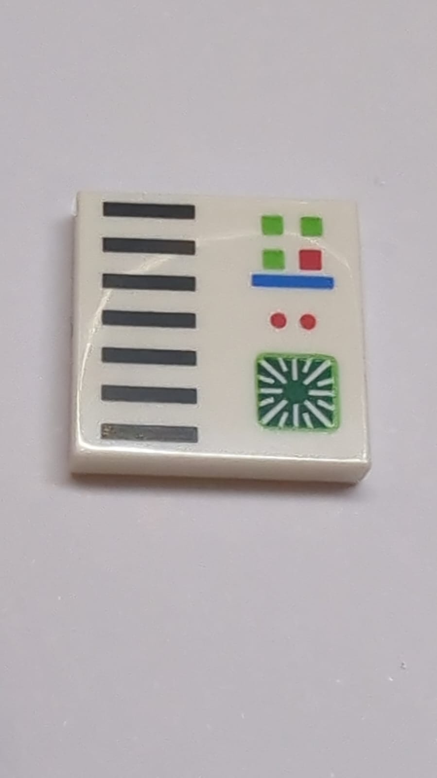NEU Fliese 2 x 2 mit Rille mit Computerpanel mit dunkelgrünem Bildschirm und hellgrünen, roten, blauen und schwarzen Lichtern, Tasten und Gitterlinienmuster weiß