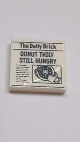 NEU Fliese 2 x 2 mit Rille mit Zeitung 'The Daily Brick' und Muster 'DONUT THIEF STILL HUNGRY' weiß