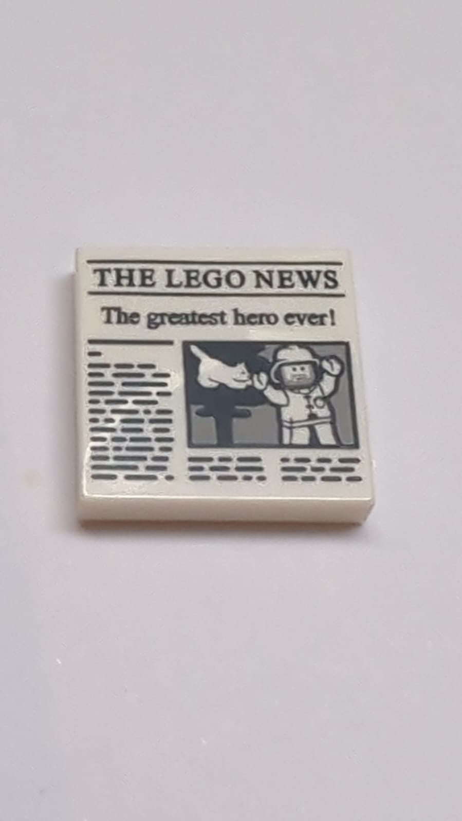 NEU Fliese 2 x 2 mit Nut mit Zeitung 'THE LEGO NEWS' und 'Der größte Held aller Zeiten!' Muster weiß