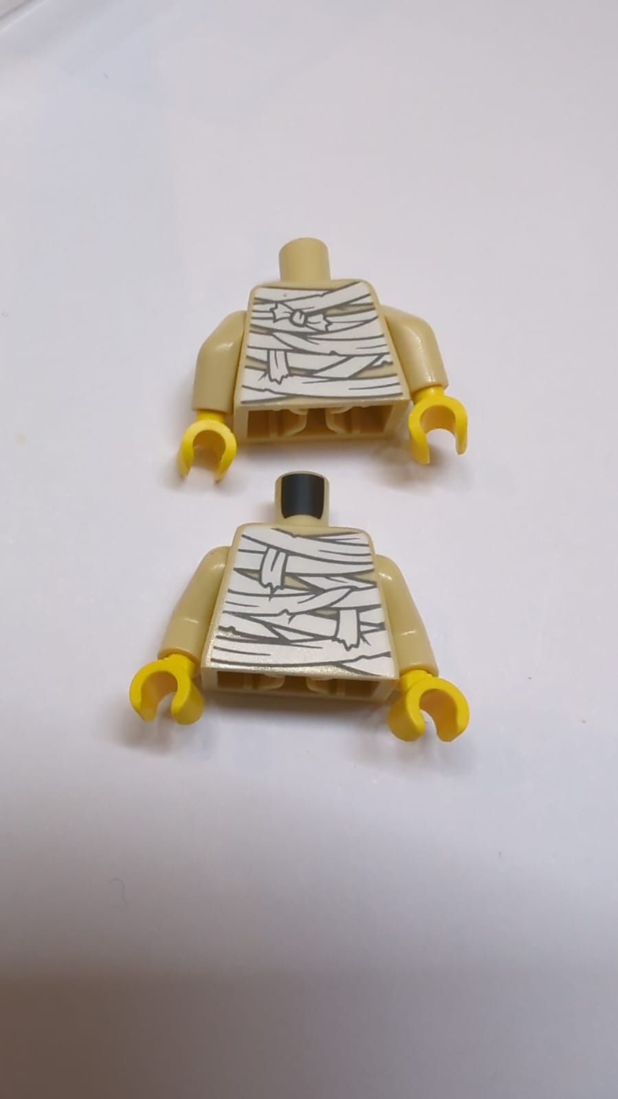 NEU Torso Weiß und Dunkelblau-Graue Mumienwickel-Muster (BAM) / Beige Arme / Gelbe Hände