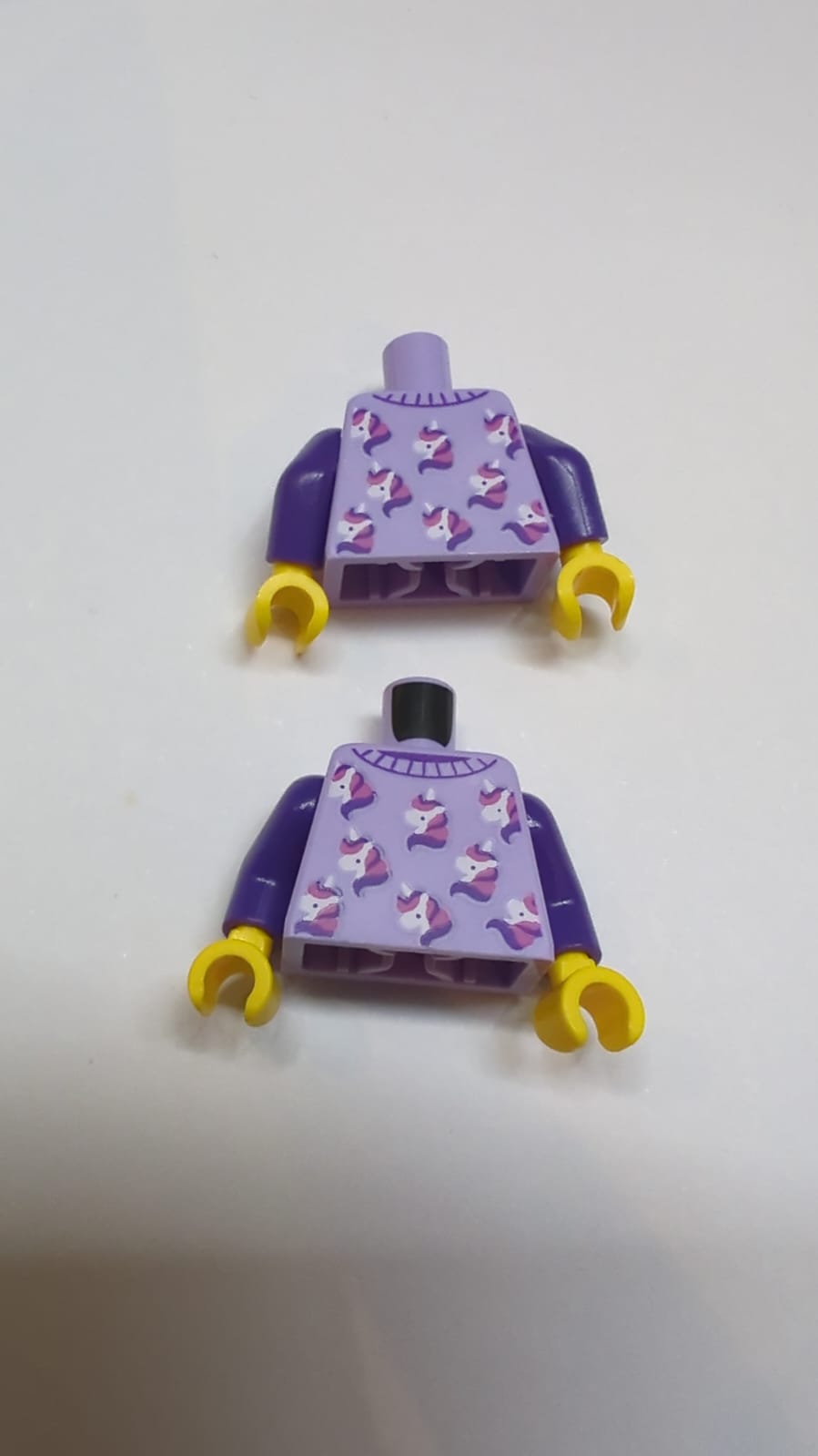 NEU Torso-Pyjama-Pullover mit Muster aus weißen, dunkelvioletten und dunkelrosa Einhornköpfen / dunkelviolette Arme / gelbe Hände