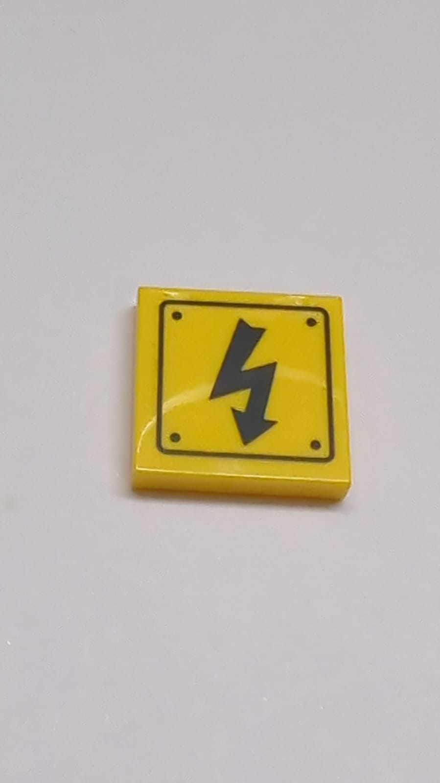 NEU Fliese 2 x 2 mit Nut, mit Warnschild Elektrizitätsgefahr und Nietenmuster, gelb