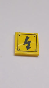 NEU Fliese 2 x 2 mit Nut, mit Warnschild Elektrizitätsgefahr und Nietenmuster, gelb