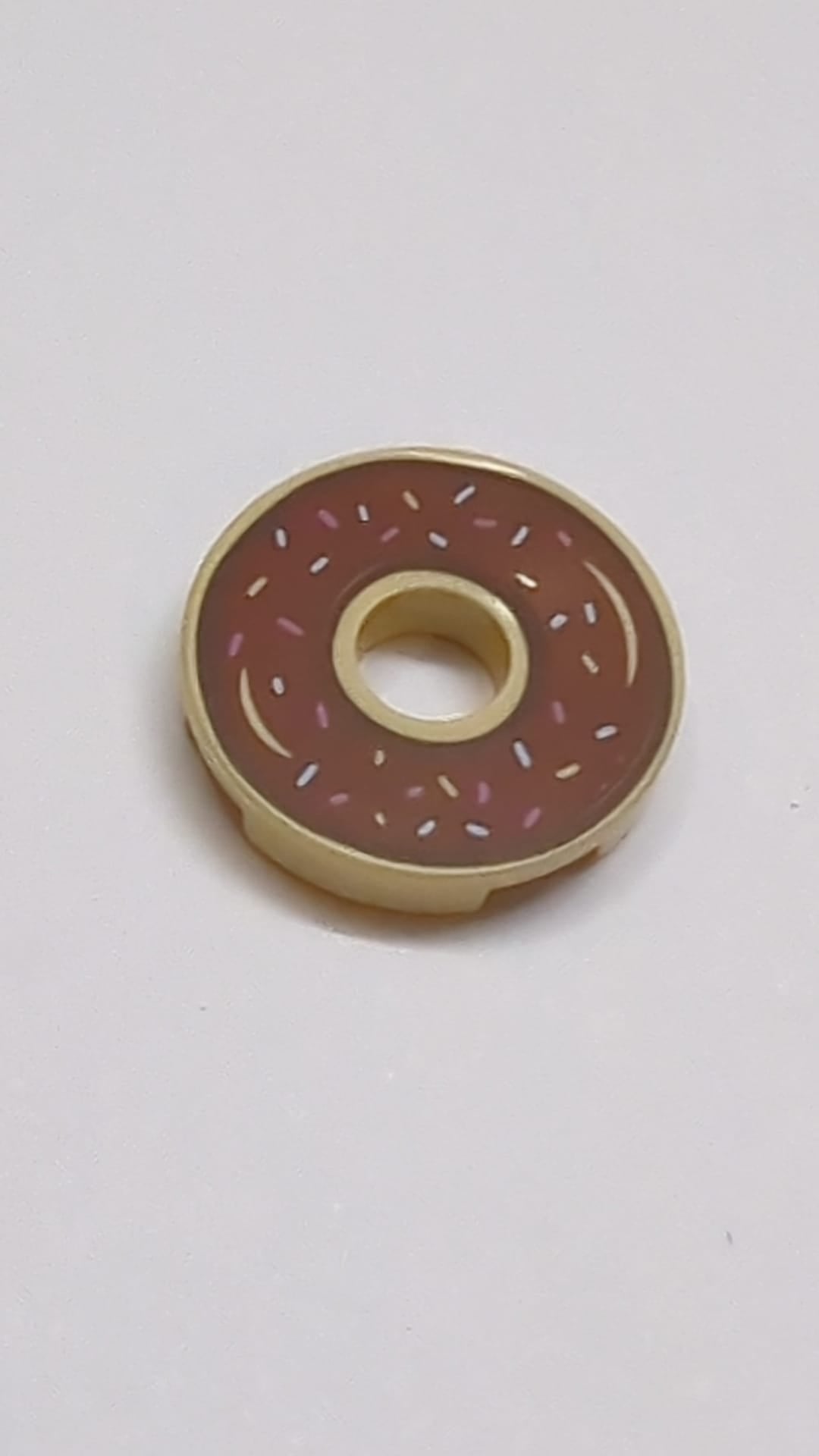 NEU Fliese, Rund 2 x 2 mit Loch mit rötlich-braunem Schokoladen-Frosting und Streuselmuster beige