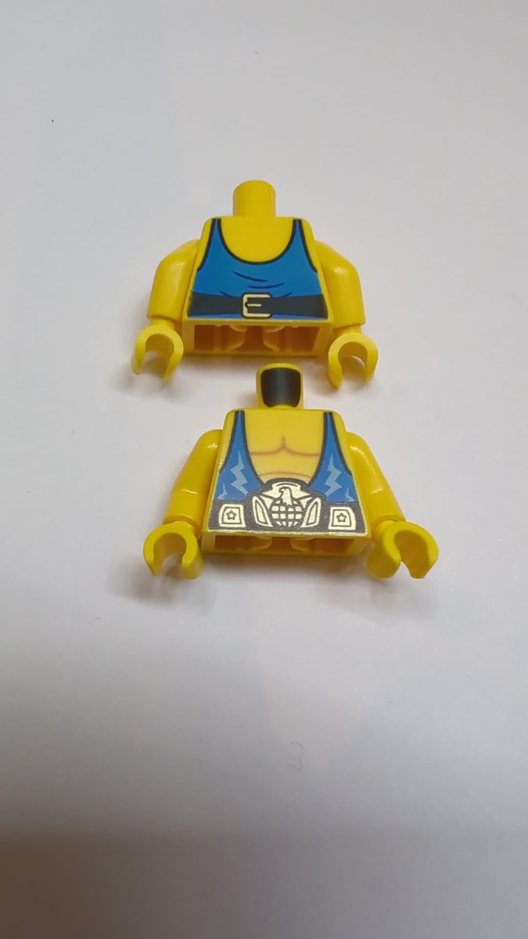 NEU Oberkörper mit Muskelkonturen, blaues Tanktop mit mittelblauen Blitzmustern, schwarzer und goldener Wrestling-Gürtelmuster (BAM) / gelbe Arme / gelbe Hände