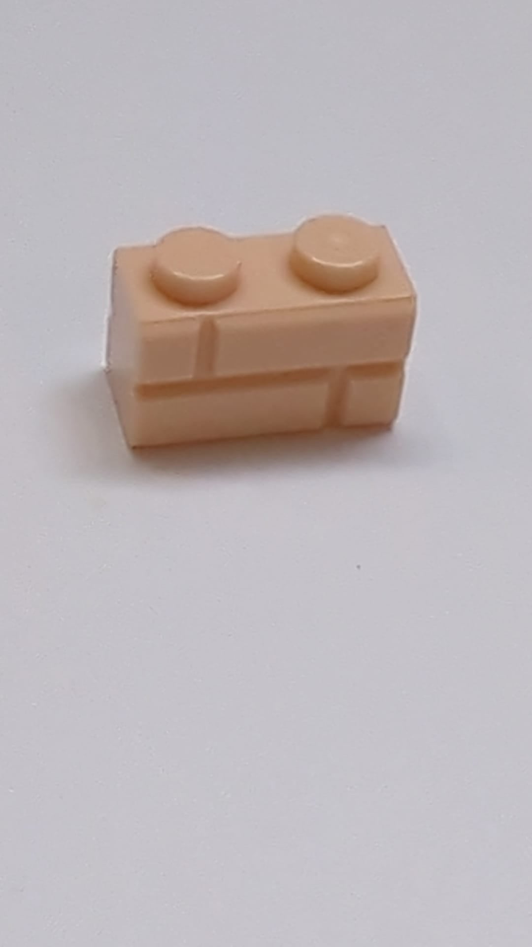 NEU Stein, modifiziert 1 x 2 mit Mauerprofil nougat (light)