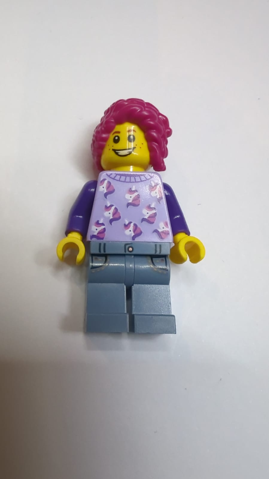 NEU fröhliche weibliche Figur mit Einhörnern auf dem Oberteil