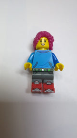 NEU weibliche Minifigur mit Winterkleidung und magenta Haaren