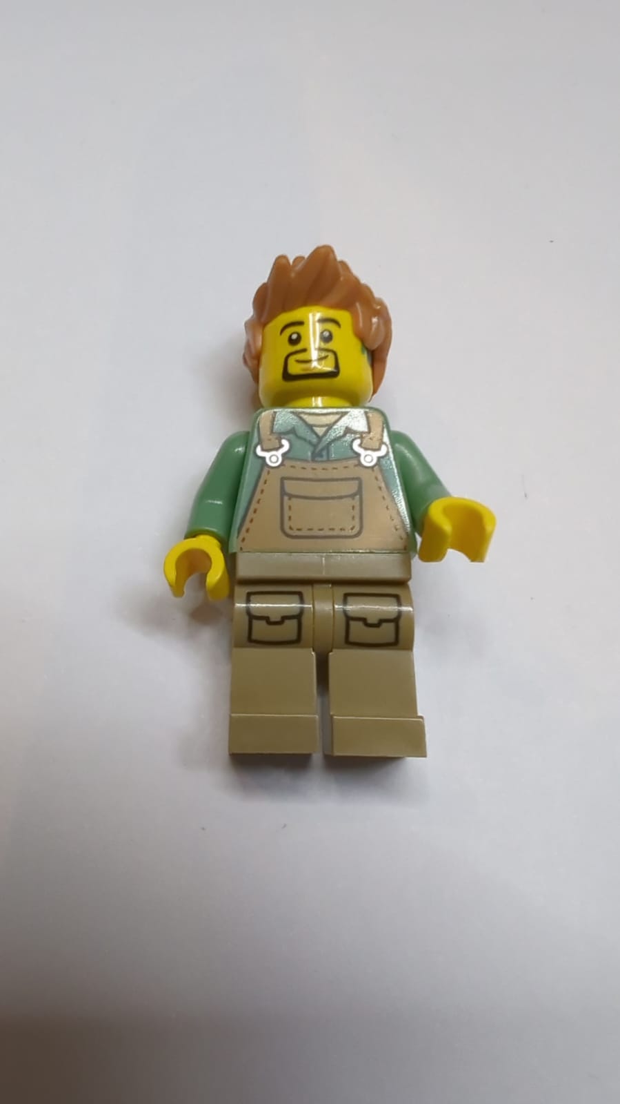 NEU männliche Figur mit Latzhose und Cochleaimplantat (Hörgerät)