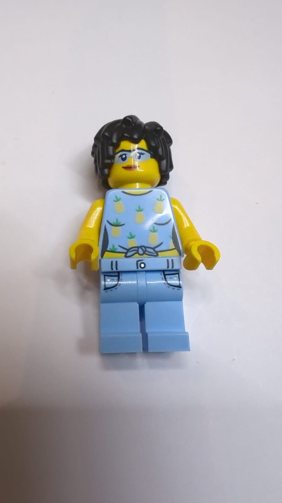 NEU weibliche Minifigur im Ananasshirt, hellblau