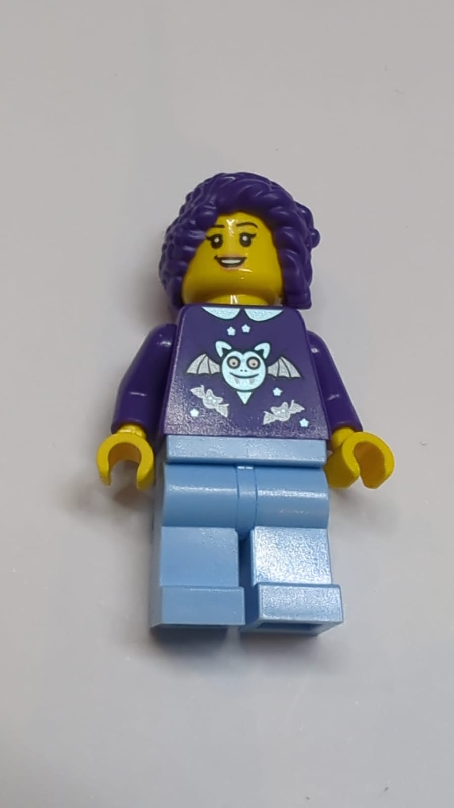 NEu weibliche Minifigur, lila Haare, Fledermaus auf Shirt