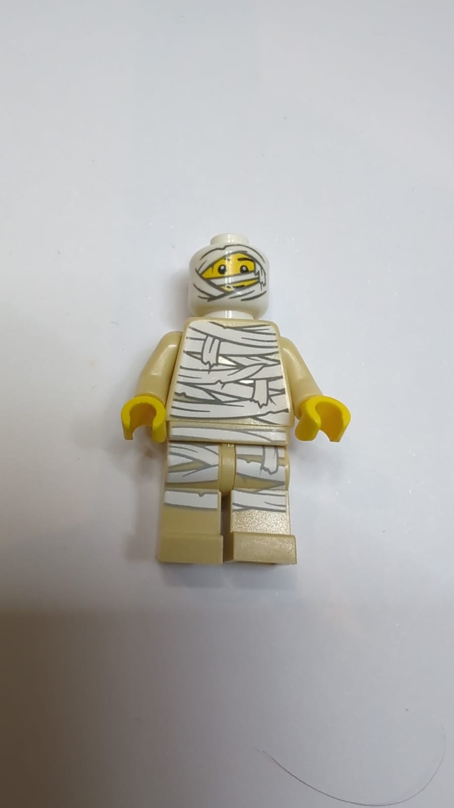 NEU Mumie mit beigem Untergrund