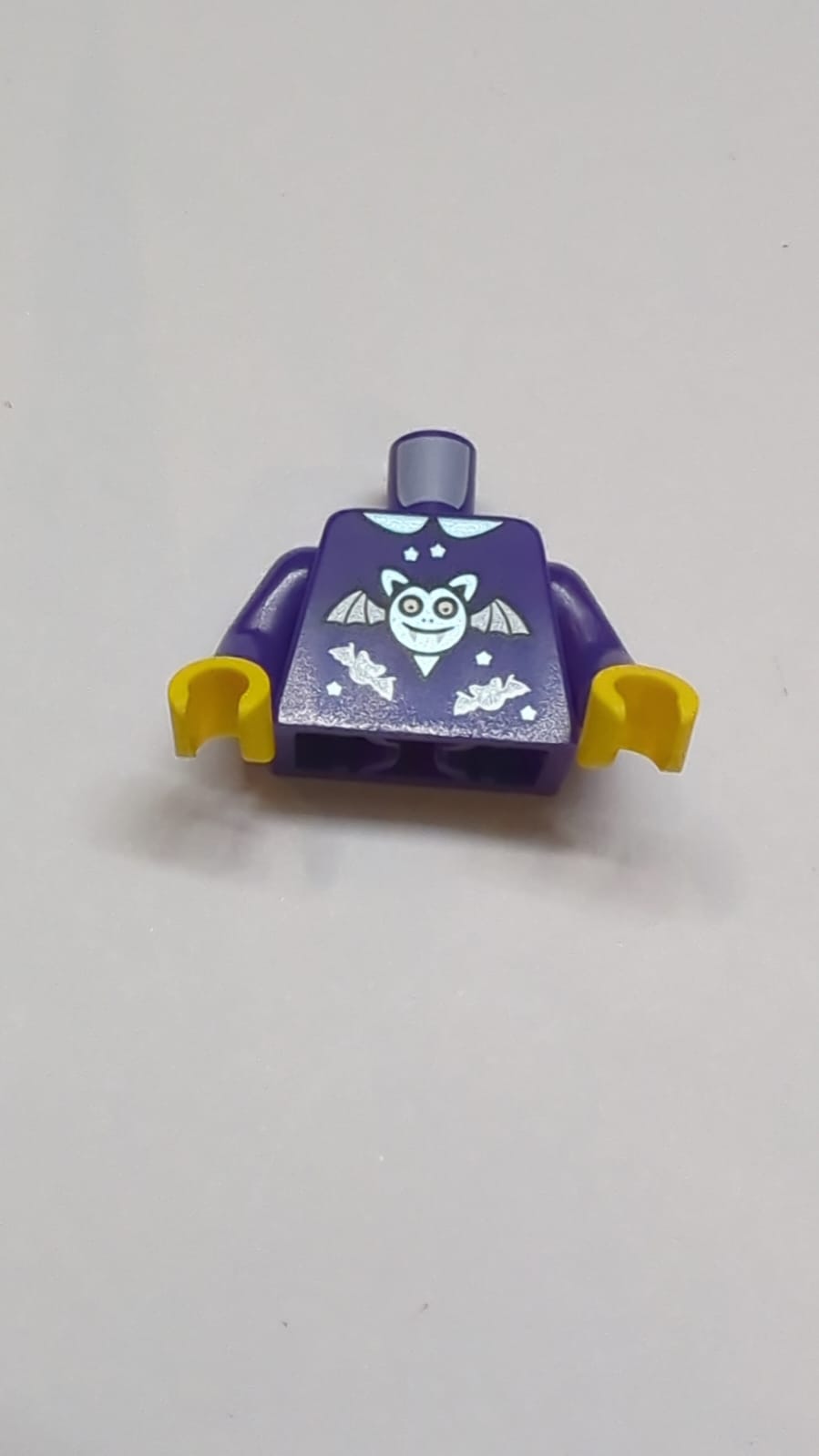 NEU Oberteil mit Kragen, metallisch hellblauer großer Fledermaus mit Grinsen und dunkelsilbernen Flügeln, Muster aus kleinen Fledermäusen und Sternen (BAM) / dunkelviolette Arme / gelbe Hände