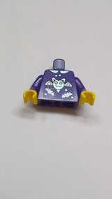 NEU Oberteil mit Kragen, metallisch hellblauer großer Fledermaus mit Grinsen und dunkelsilbernen Flügeln, Muster aus kleinen Fledermäusen und Sternen (BAM) / dunkelviolette Arme / gelbe Hände