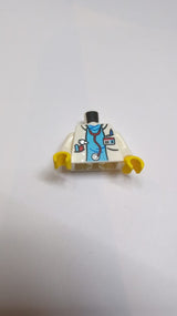 NEU Torso Krankenhauskittel offen, mittlere azurblaue Schutzkleidung, rotes und silbernes Stethoskop, Dienstausweis, Otoskop und Stift in den Taschenmuster (BAM) / weiße Arme / gelbe Hände