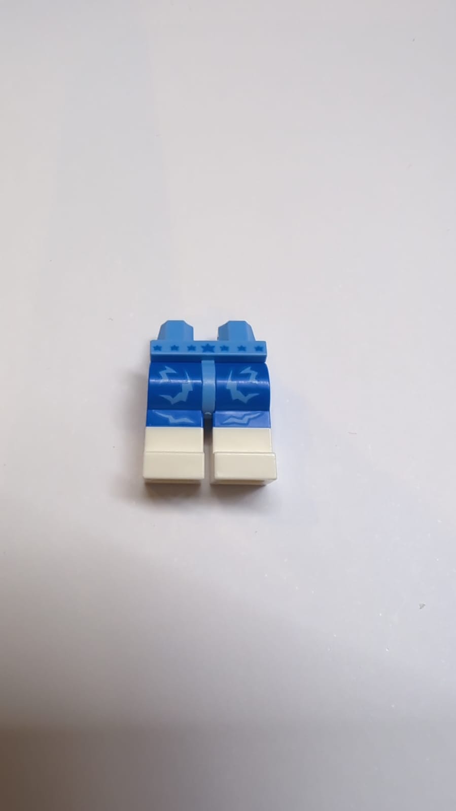 NEU Hüften und blaue Beine mit geformten weißen Unterschenkeln/Stiefeln und bedruckten mittelblauen Blitzsymbolen und blauem Sternenmuster (BAM)