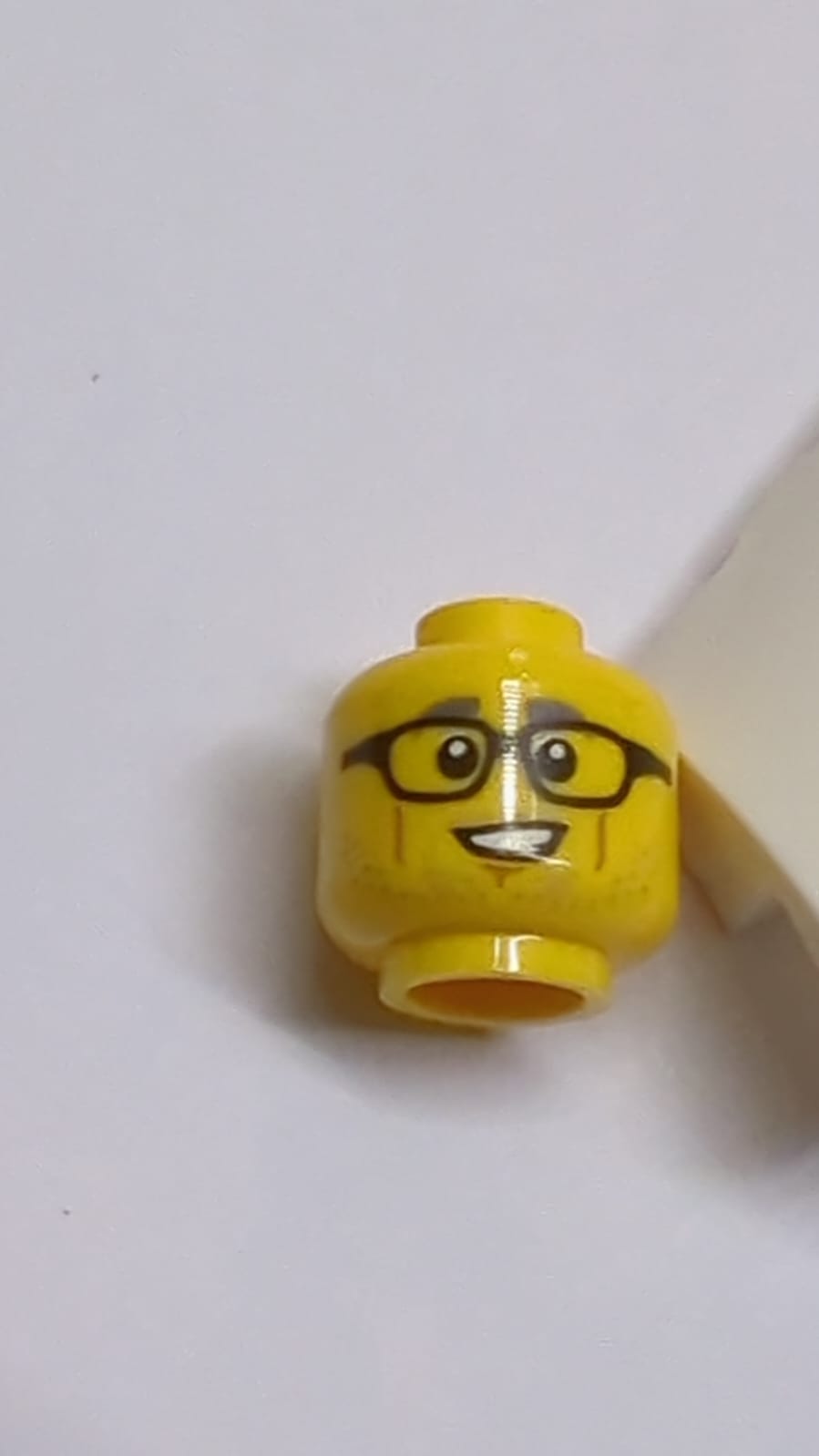 NEU Grauhaariger Kopf, graue Augenbrauen und Stoppeln, mittlere Nougat-Wangenlinien und Kinngrübchen, Muster mit schwarzer Brille