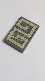 NEU Fliese 2 x 3 mit beige-goldenem geometrischem Tempelmuster neudunkelgrau