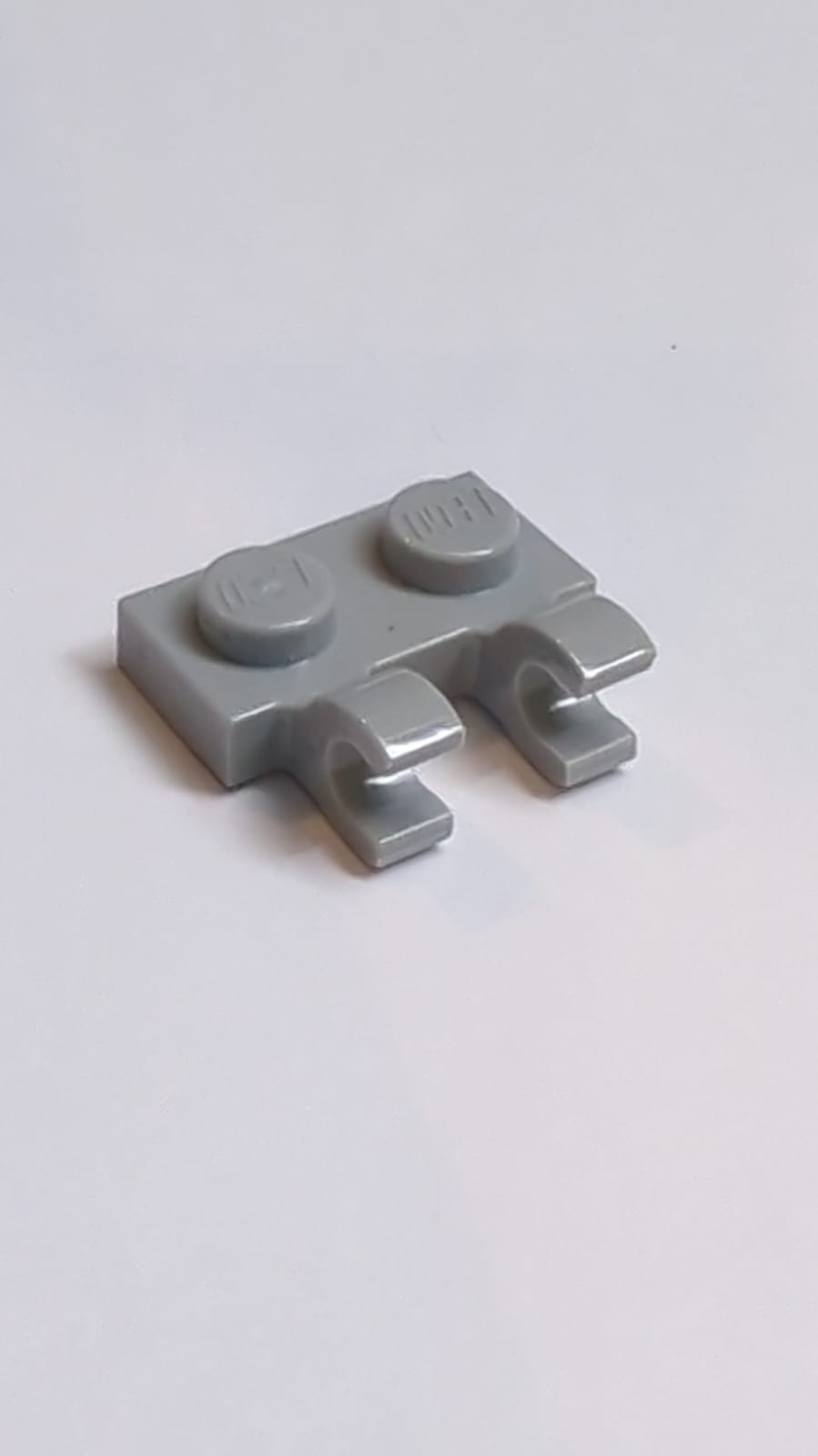 NEU Platte, modifiziert 1 x 2 mit 2 offenen O-Clips (horizontaler Griff) neuhellgrau