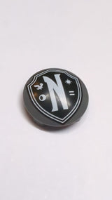 NEU Platte, rund 2 x 2 mit abgerundetem Boden (Boot-Noppe) mit schwarzem Nevermore Academy Wappenemblem mit weißem Rand, Buchstabe N, Rabe, Mond, Stern und Gleichheitszeichen-Muster neudunkelgrau