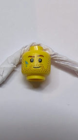 Kopf mit Bartstoppeln, braune Augenbrauen und Farbfleckenmuster gelb