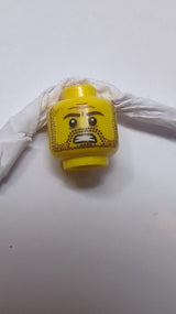 Kopf mit Bartstoppeln, braune Augenbrauen und Mund mit Zahn-Muster gelb