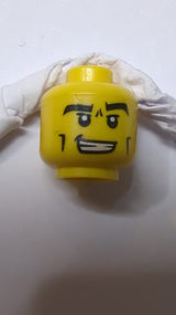 Minifigur, männlicher Kopf schwarz, dicke Augenbrauen, Wangenlinien und Stirnfaltenmuster gelb