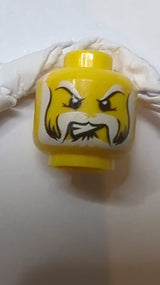 Kopf Schwarz mit weißen Augenbrauen, Schnurrbart und Vollbart, schiefe wütende Zähne-Muster gelb