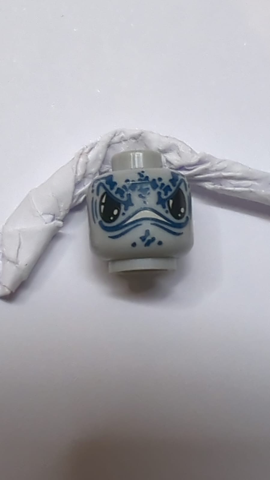 Kopf eines Außerirdischen mit großen schwarzen Augen, weitem Mund und dunklem blauen Punktmuster (Atlantis-Manta) neuhellgrau