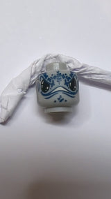 Kopf eines Außerirdischen mit großen schwarzen Augen, weitem Mund und dunklem blauen Punktmuster (Atlantis-Manta) neuhellgrau