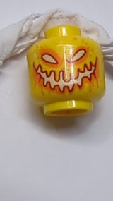 Kopf Alien-Lava-Monsterkopf mit weißen, roten und orangen Augen und Lächeln, Punkte auf Rückenmuster gelb