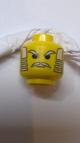 Kopf mit Schnurrbart, weißem Haar, Augenbrauenmuster gelb