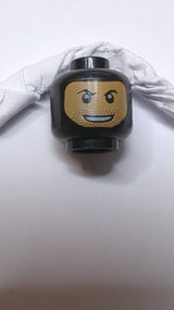 Kopf mit Balaclava und Nougatgesicht, schwarzen Augenbrauen, Stoppelbart und offenem Mundlächeln mit Zähnen schwarz