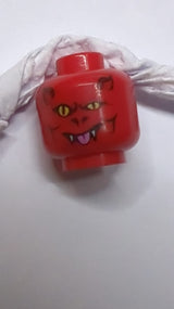 Alien-Teufelskopf mit Hörnern, gelben Augen, weißen Reißzähnen und hellrosa Zungenmuster rot