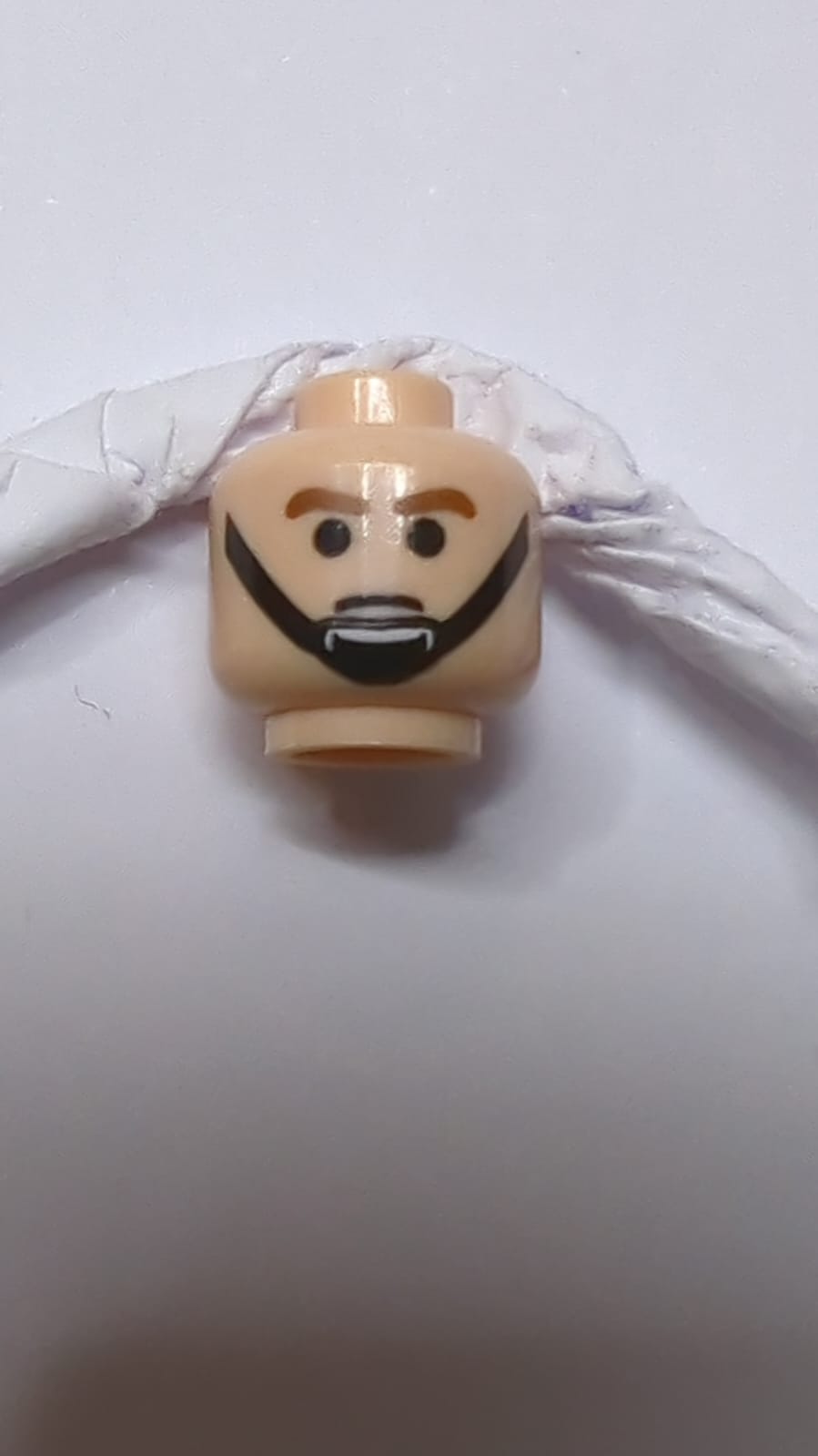 Kopf männlich, braune Augenbrauen und schwarzes Kinnriemenmuster nougat (hell)