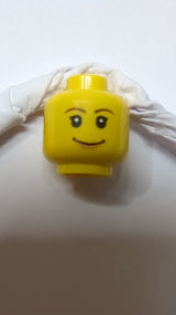 Kopf weiblich rötlich-braun, dünne Augenbrauen, schwarze einzelne Wimpern, Nougatlips, breites Grinsen-Muster gelb