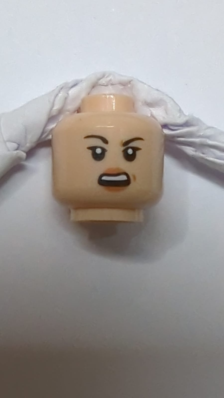 Kopf doppelseitig weiblich, schwarze Augenbrauen, Nougat-Lippen, neutral mit Grübchen und hochgezogener Augenbraue / offenes Stirnrunzeln-Muster nougat (hell)