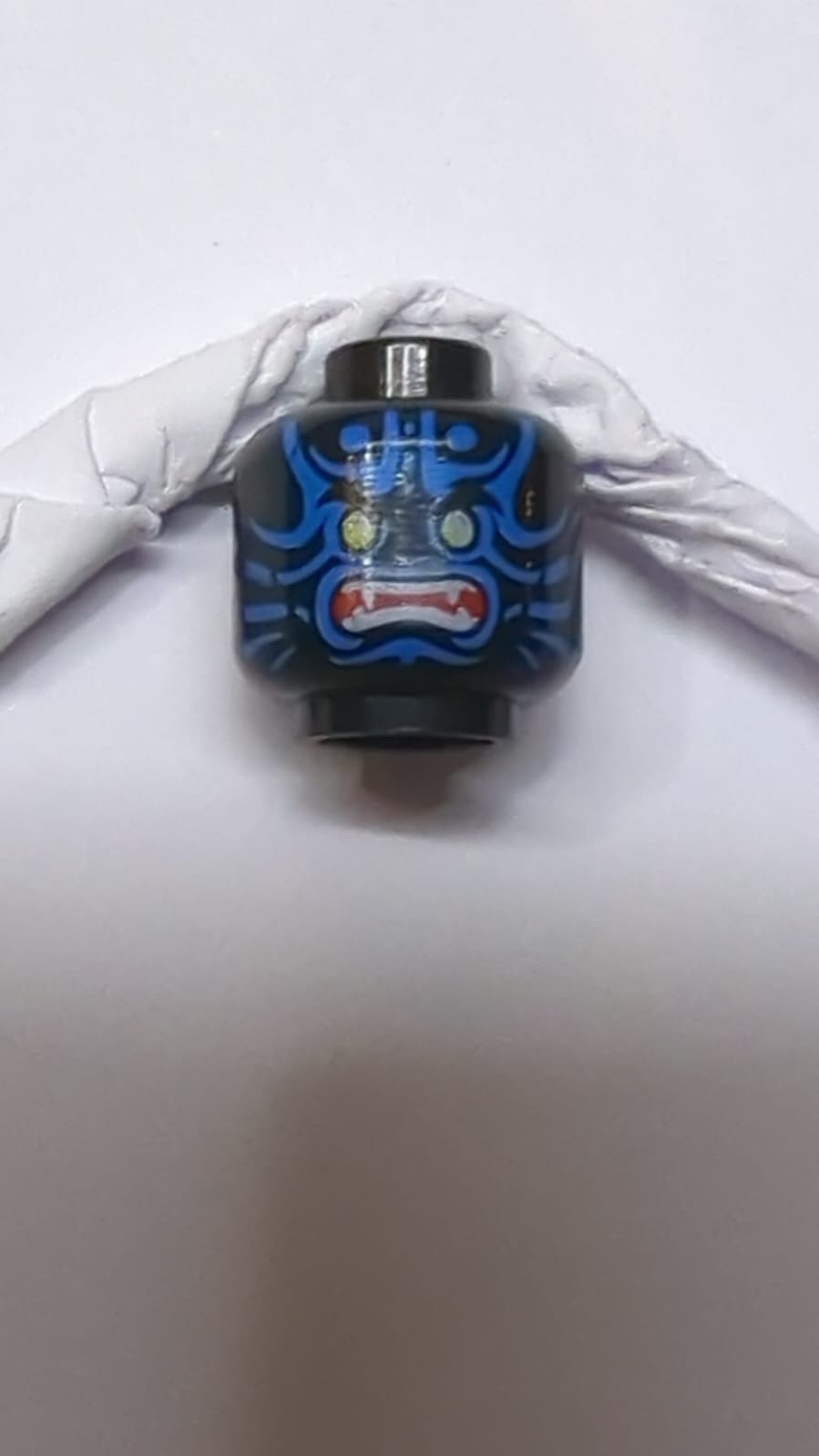 Alien-Kopf mit limonengrünen Augen, blauen Markierungen, wütendem offenem rotem Mund mit scharfen Zähnen, geteiltes Muster schwarz