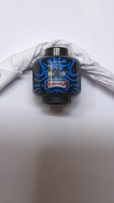 Alien-Kopf mit limonengrünen Augen, blauen Markierungen, wütendem offenem rotem Mund mit scharfen Zähnen, geteiltes Muster schwarz