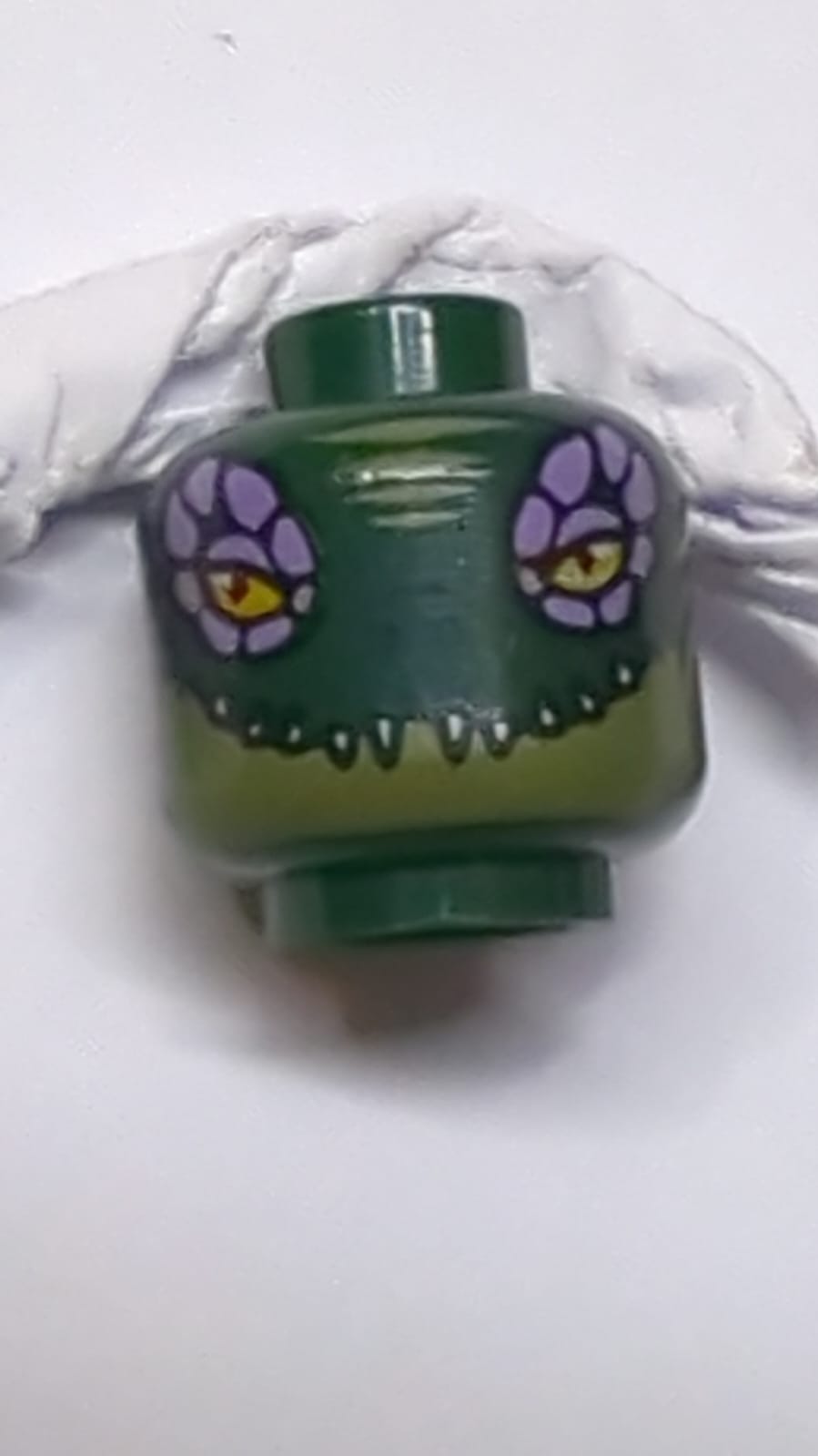 Kopf beidseitig Alien Chima Krokodil mit leuchtend orangefarbenen Augen, olivgrünem Unterkiefer, mittel-lavendelfarbenen Schuppen und weißen scharfen Zähnen, Muster mit offenem / geschlossenem Mund dunkelgrün