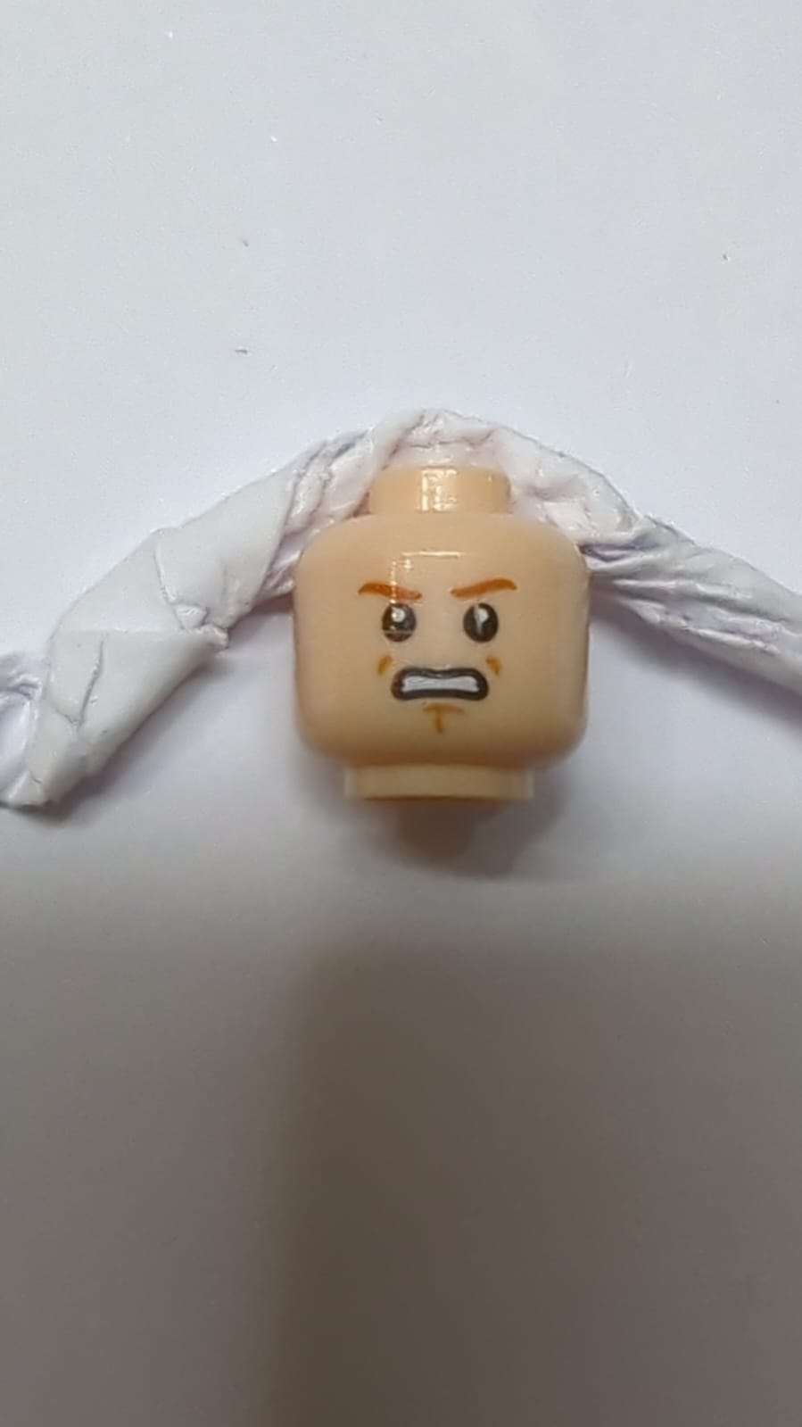 Kopf beidseitig, dunkelorange Augenbrauen und Grübchen am Kinn, neutral / wütend, Zähne gezeigt Muster nougat (hell)