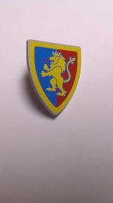 NEU Dreieckiger Schild mit gelbem Löwen mit erhobenem Fuß auf blauem und rotem Hintergrund mit Randmuster neuhellgrau