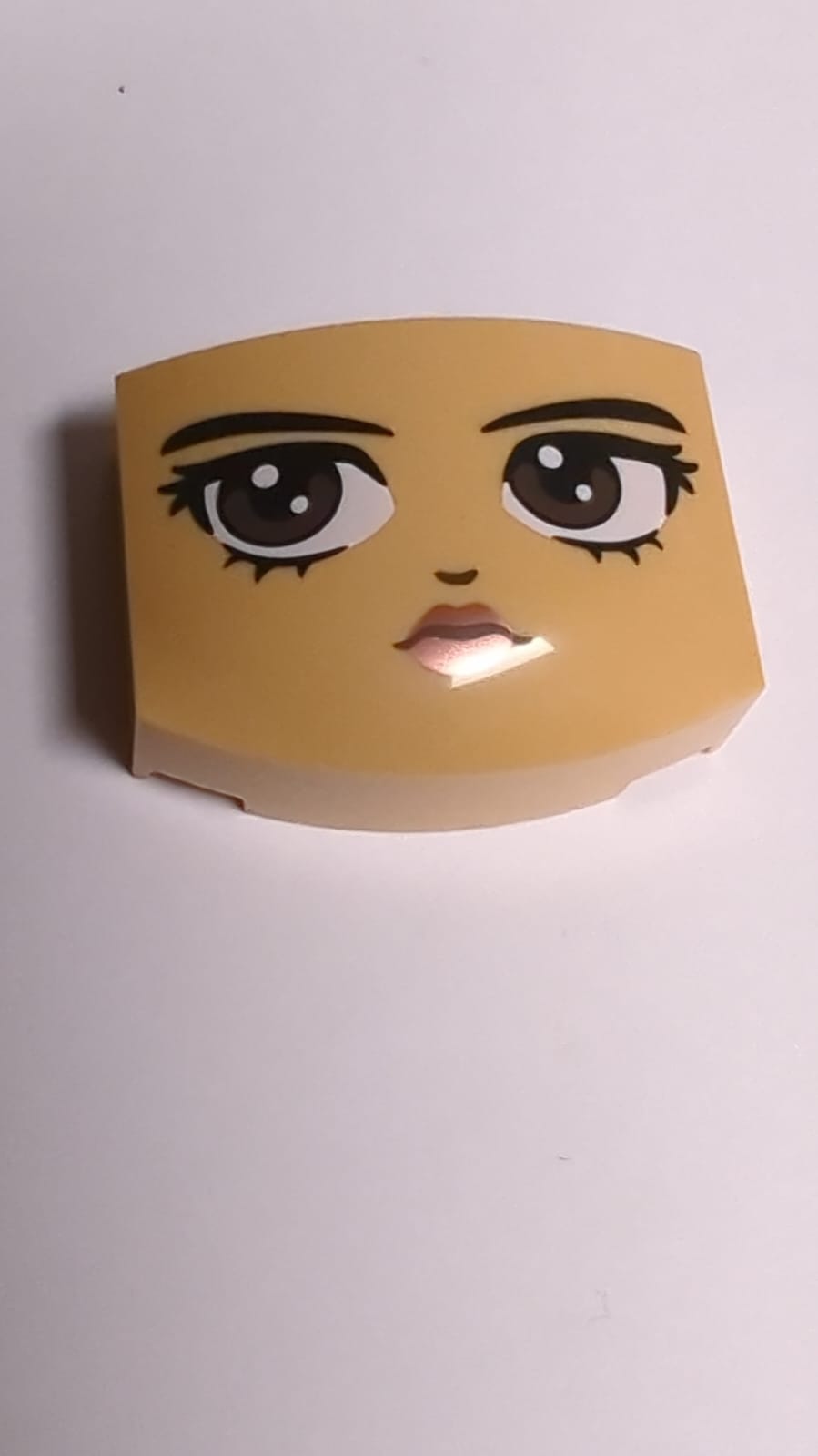 NEU Keil 3 x 4 x 1 1/3 dreifach gekrümmt ohne Noppen mit schwarzen Augenbrauen, dunkelbraunen Augen nach rechts schauend, Nase und kupferfarbenen Lippen Muster (Gesicht von Wednesday Addams)