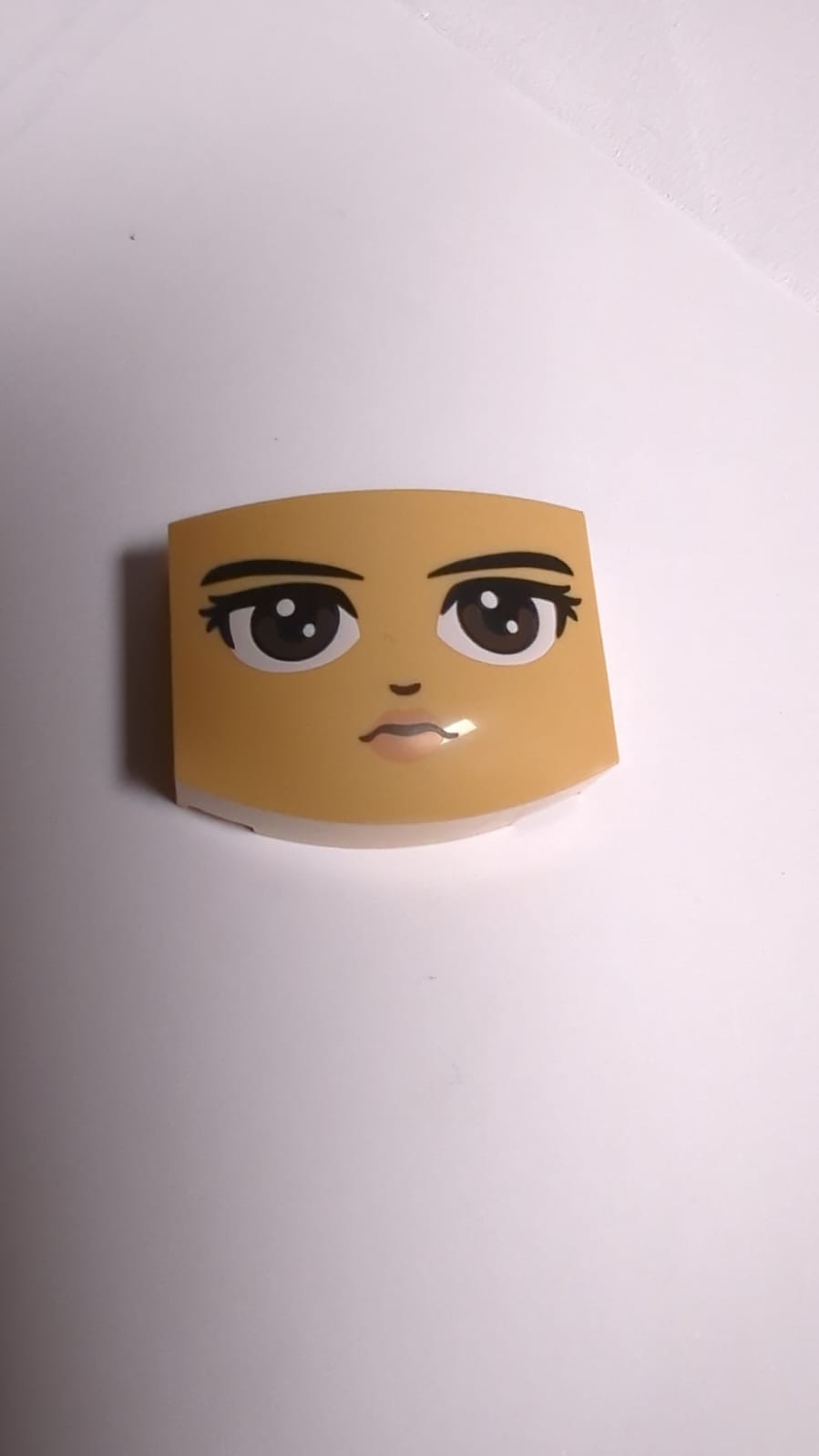 NEU Keil 3 x 4 x 1 1/3 Dreifach Gebogen Ohne Noppen mit Schwarzen Augenbrauen, Dunkelbraunen Augen Schaut Geradeaus, Nase und Nugat-Lippen Muster (Wednesday Addams Gesicht)