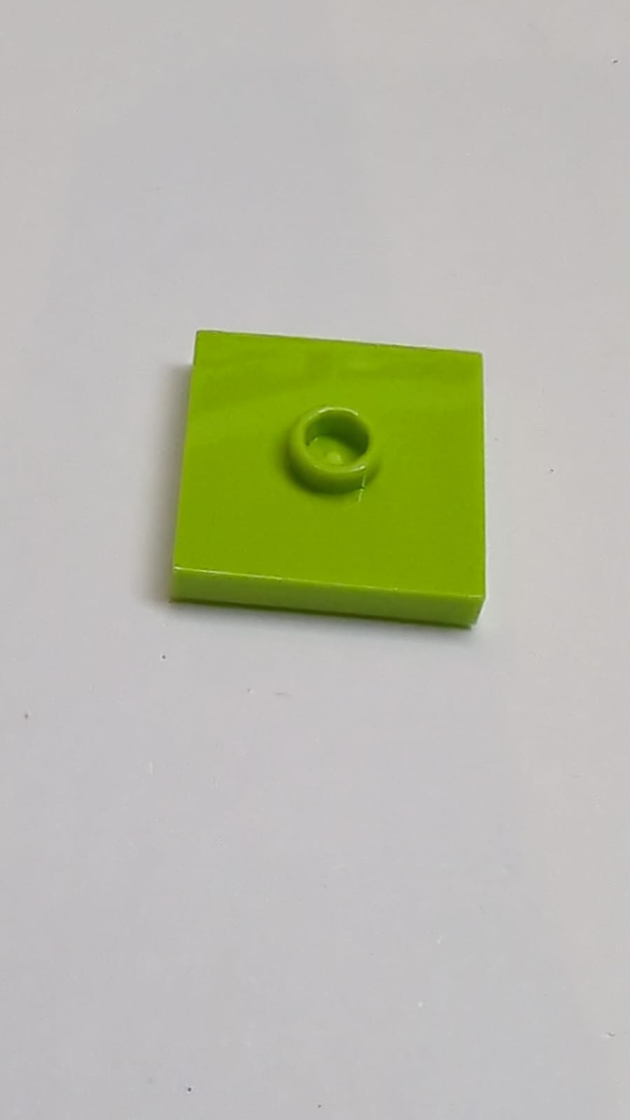 NEU Platte, modifiziert 2 x 2 mit Nut und Noppe in der Mitte (Jumper) lindgrün